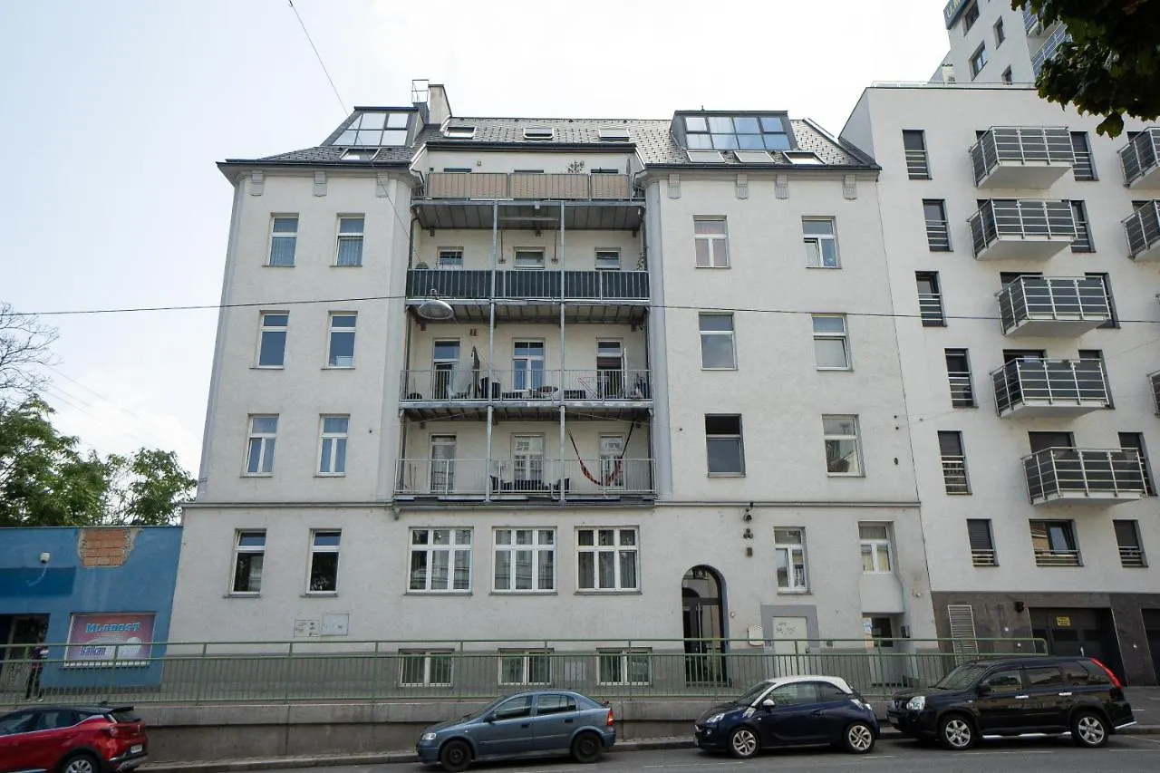Spacious Apartment With Huge Shared Terrace And Grill Located Between City Centre And Donau River Vienna