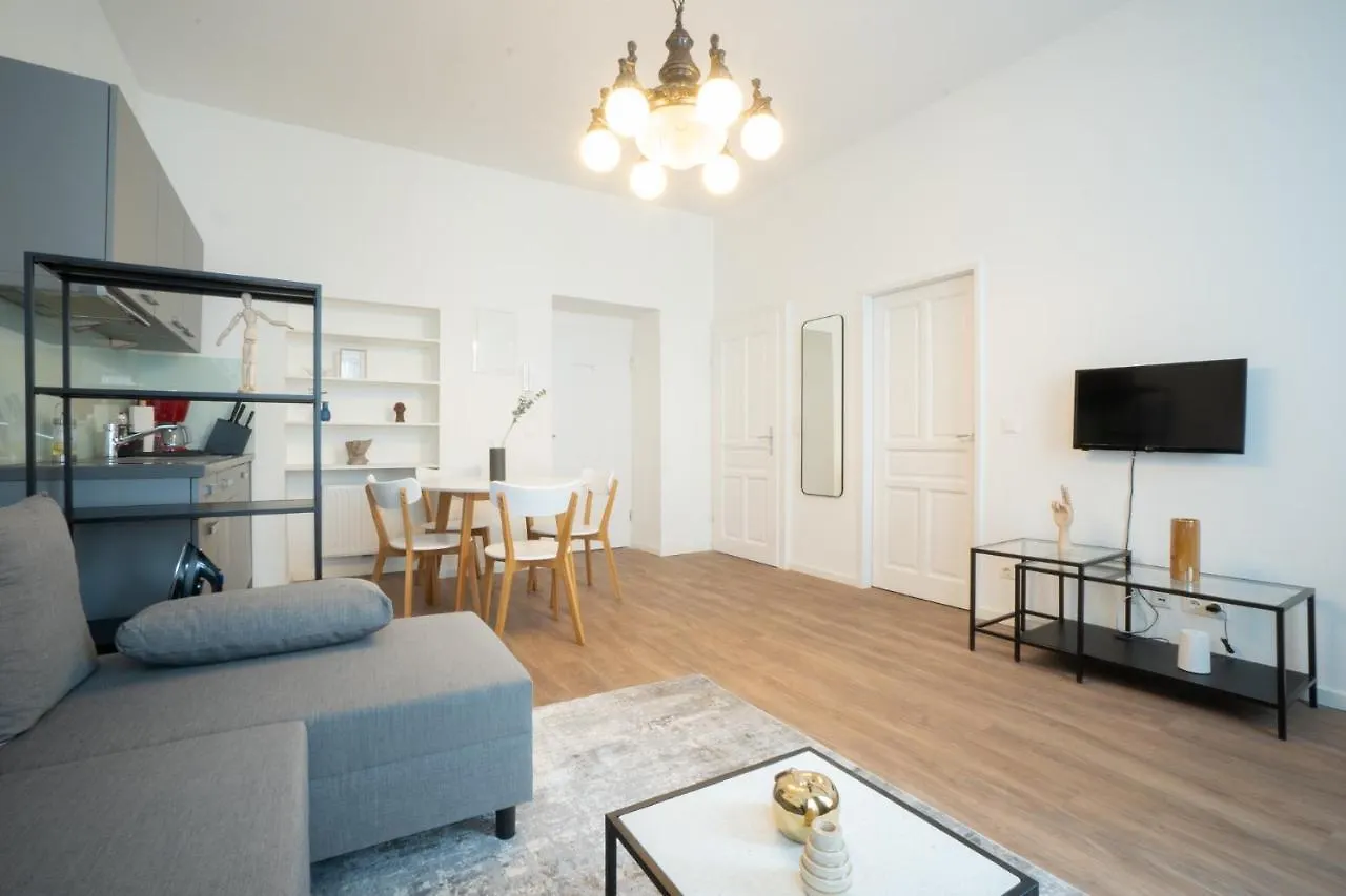 Spacious Apartment With Huge Shared Terrace And Grill Located Between City Centre And Donau River Vienna