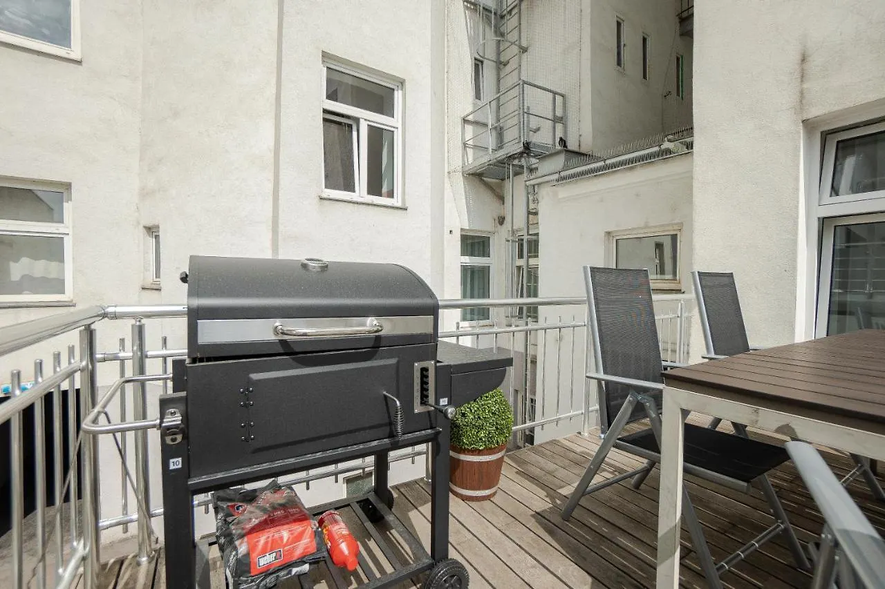 וינה Spacious Apartment With Huge Shared Terrace And Grill Located Between City Centre And Donau River